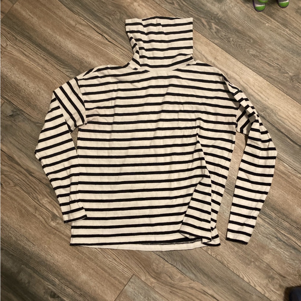 JCrew Turtle Neck. Women’s Size Medium. Lighter material. Good condition.